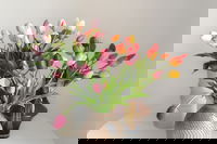 Buket af kunstige tulipaner