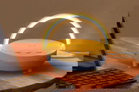 Natlampe med QI-oplader og højtaler